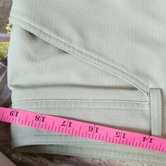 LULULEMON tan pinstripe commute short size 38 big and tall Athletic